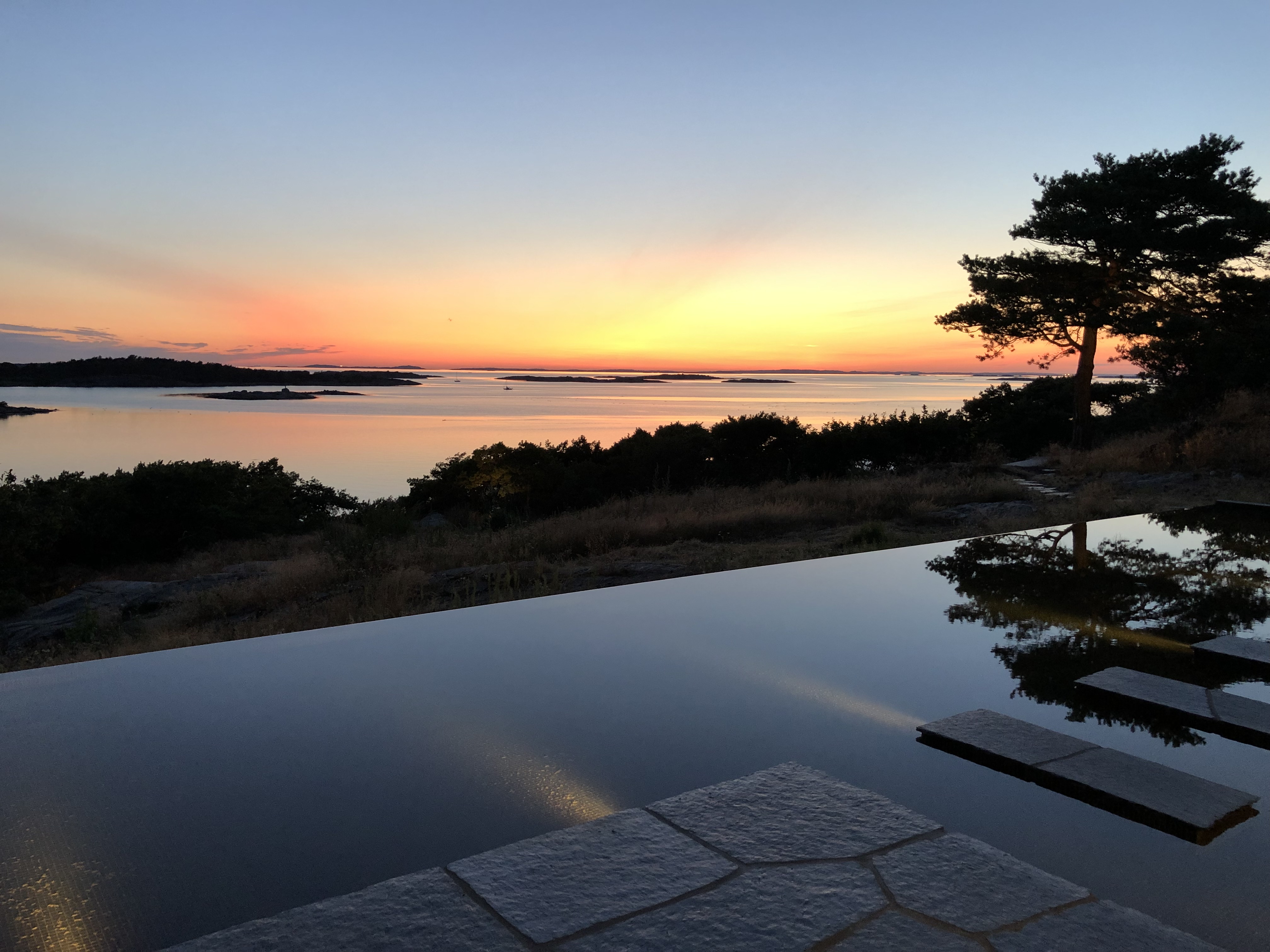 Njut av kvällssolen från er egna swimmingpool