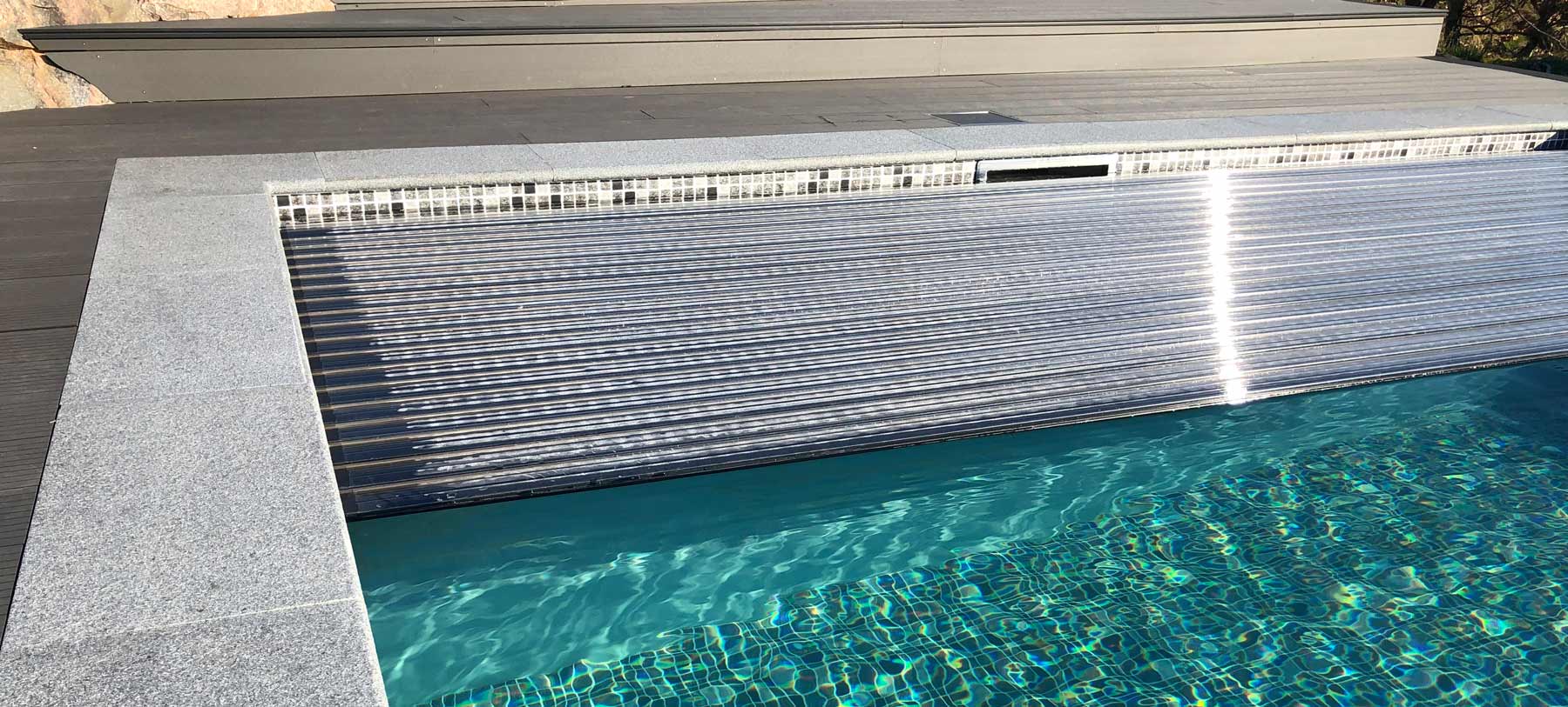 Automatisk pooltäckning med lameller