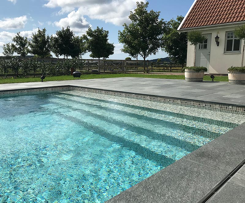 Miljöbild på pool levererad av Poolgiganten