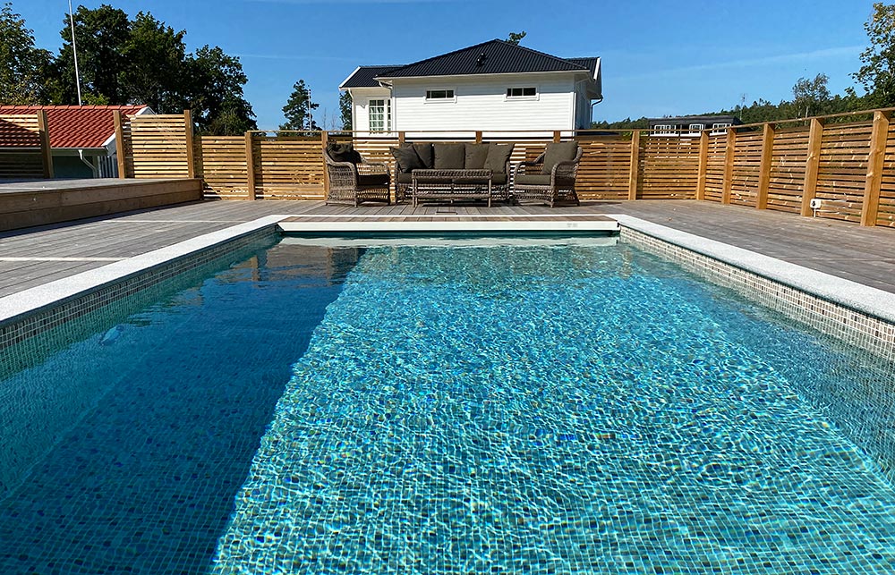 En poolrobot st&auml;dar din pool s&aring; du f&aring;r rent vatten