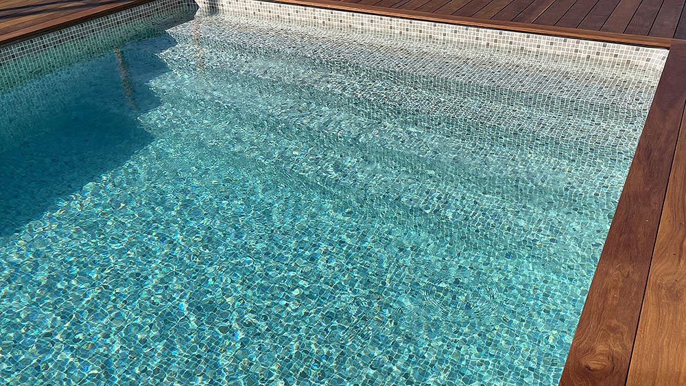 Denna poolinspiration med gaveltrappa och mosaikliner är snygg