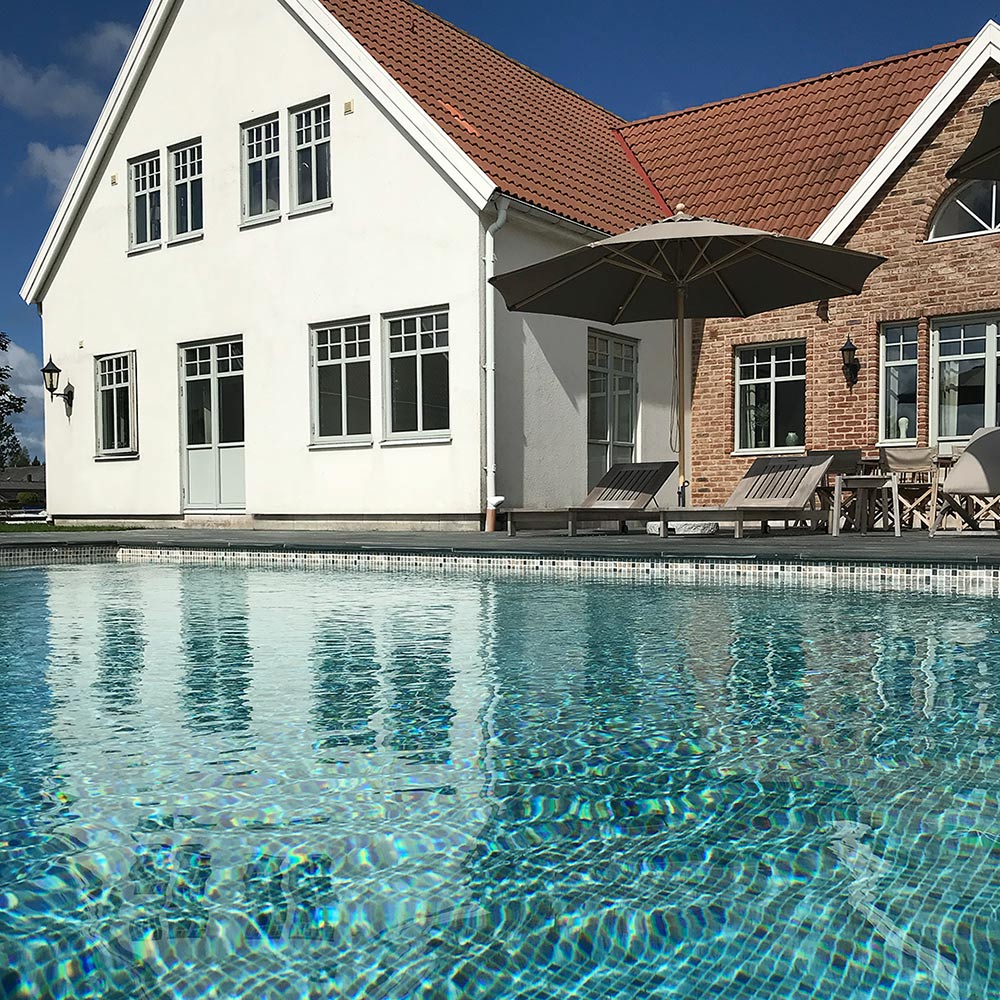 Detta lilla smycke till pool vill vår kund visa upp för att inspirera andra till ett bra poolköp