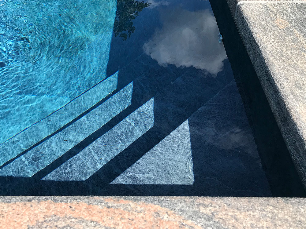 Hörntrappa i vacker pool - bild från våra kunder