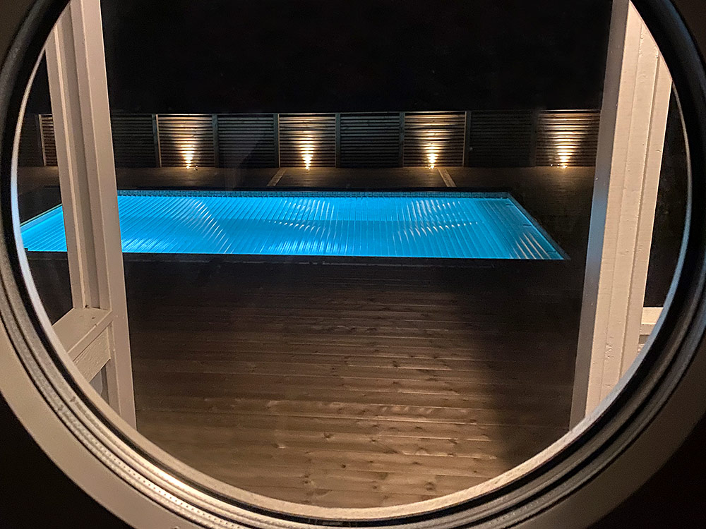 Vacker utsikt över pool ger inspiration med nytänk