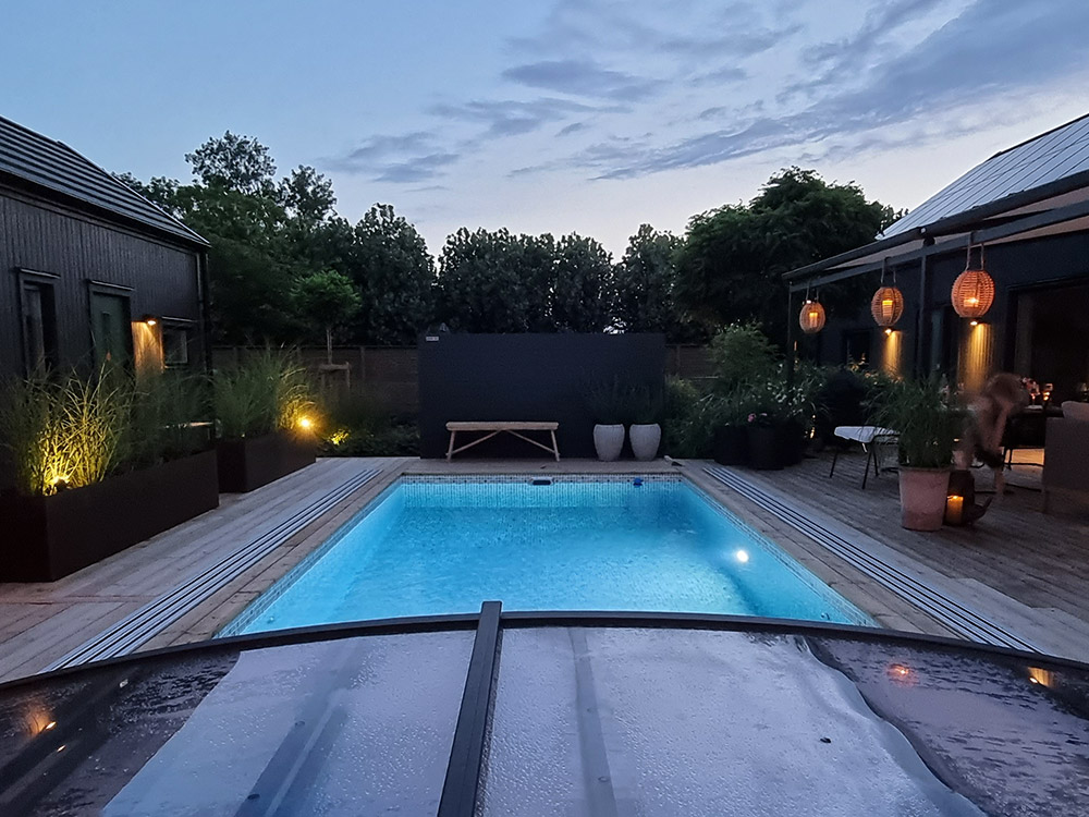 En skön vy över vår kunds pool med pooltak, låt dig inspireras