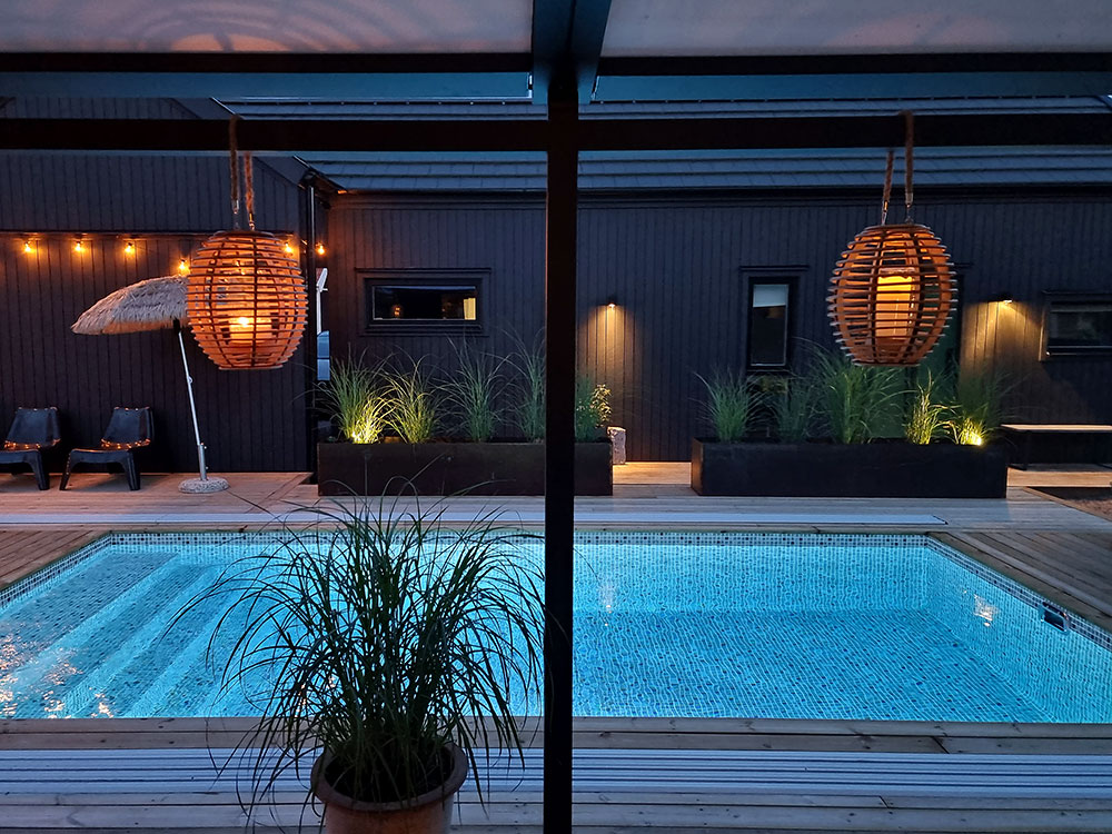 Härlig vy över poolen och relaxområdet hos en av våra kunder
