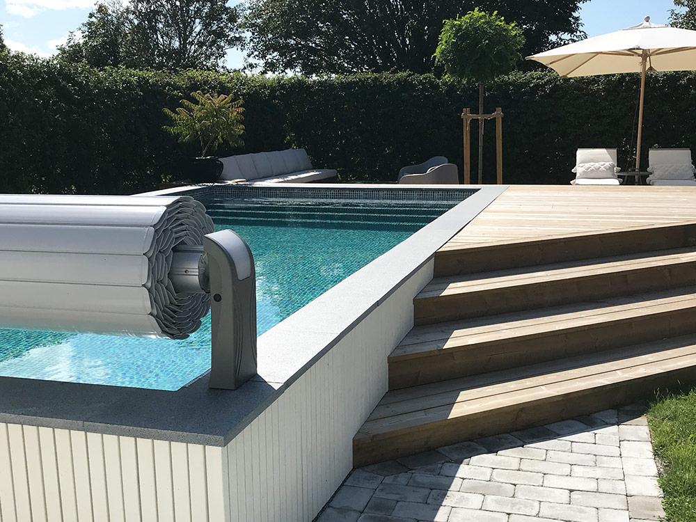 En ovanmarkspool med altan. Pool inspiration från vår kund