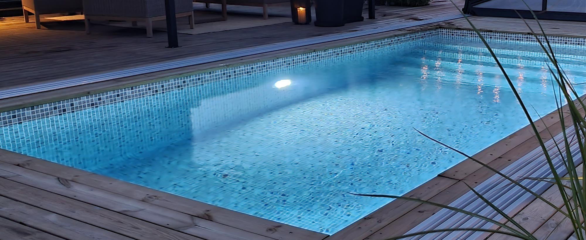 Ljuvlig pool med mysfaktor. Poolinspiration från en av våra kunders poolprojekt