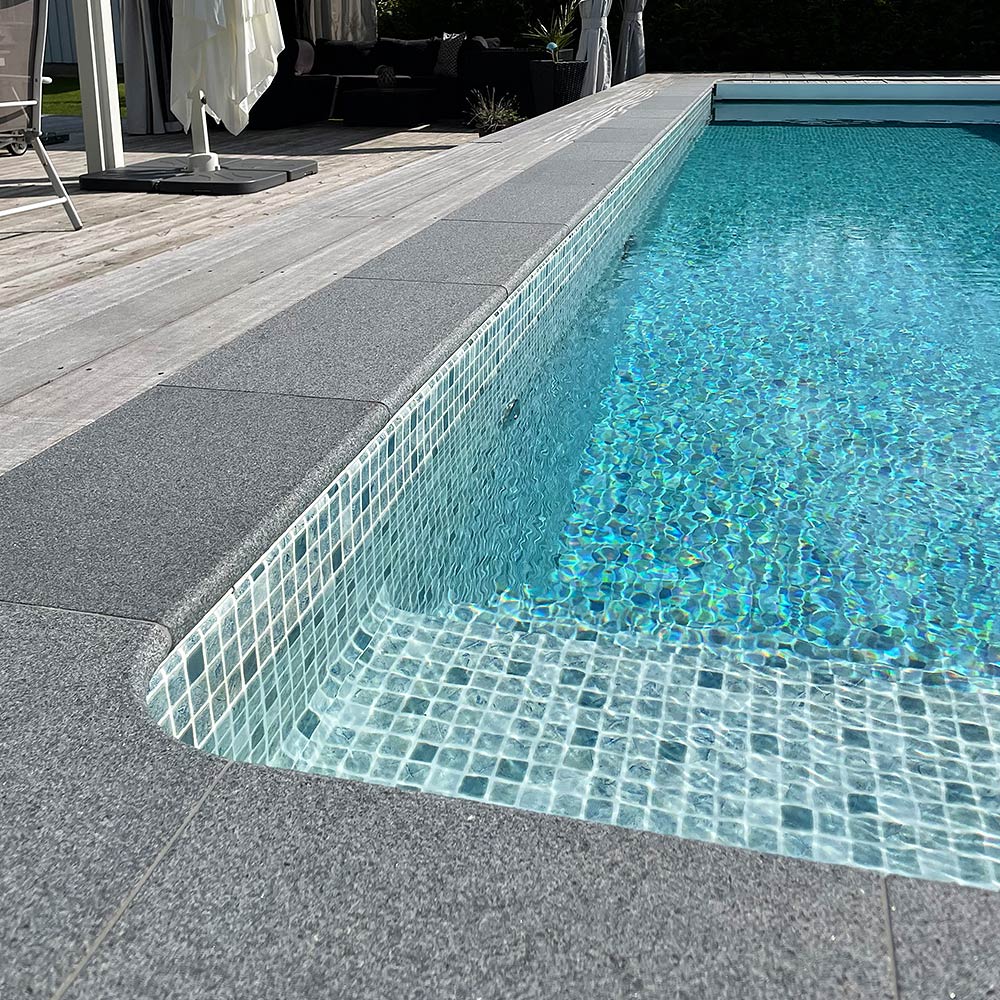 Vacker kantsten runt pool
