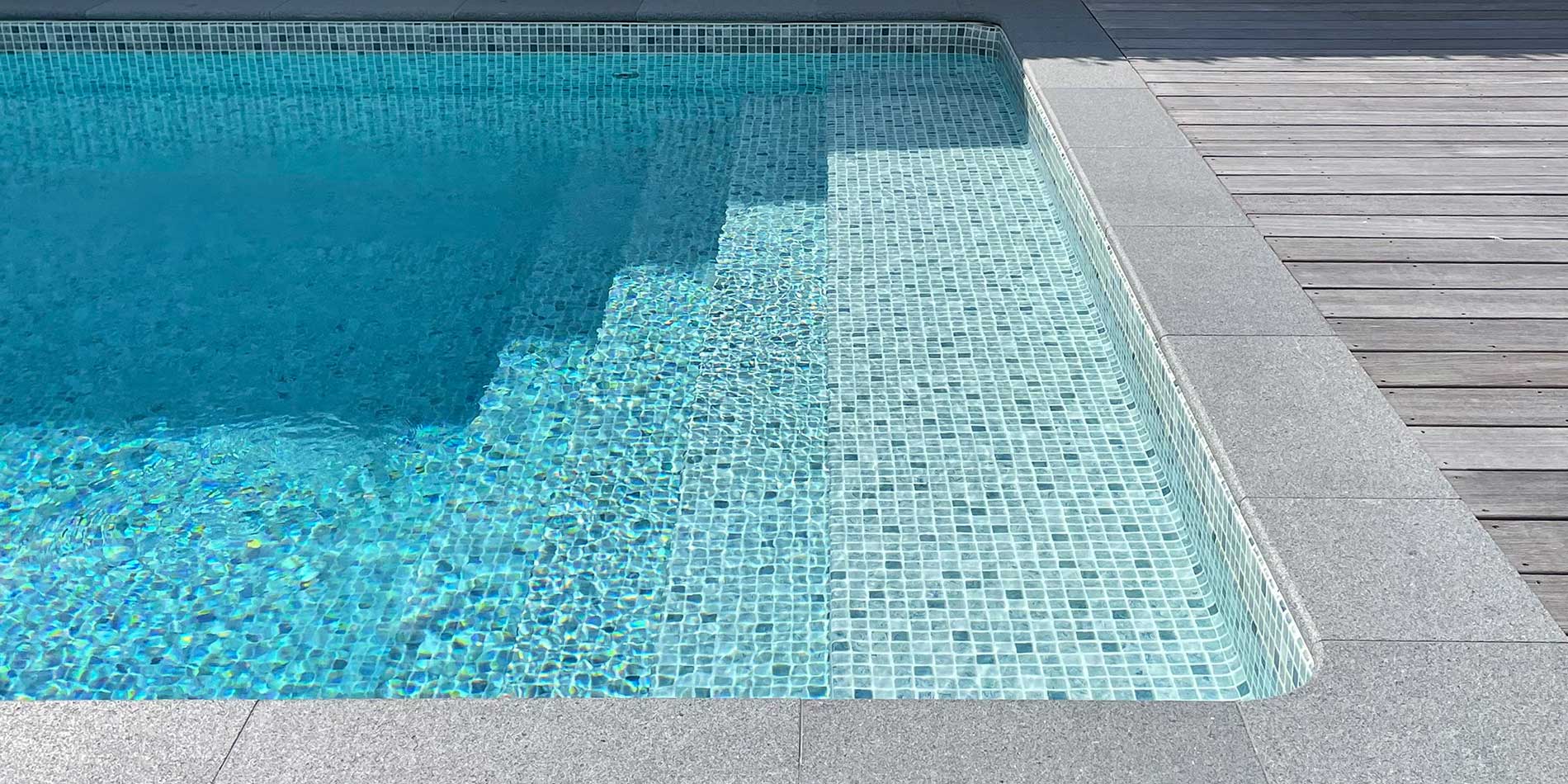 Har man en pool utanför sin dörr bor man vid vattnet