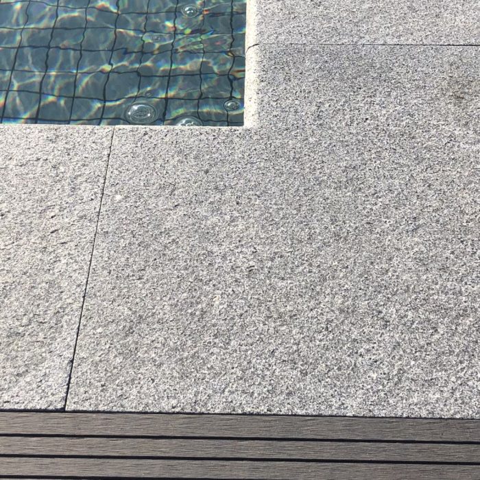 Kantsten pool, poolsarg i h&ouml;rn av gr&aring; granit