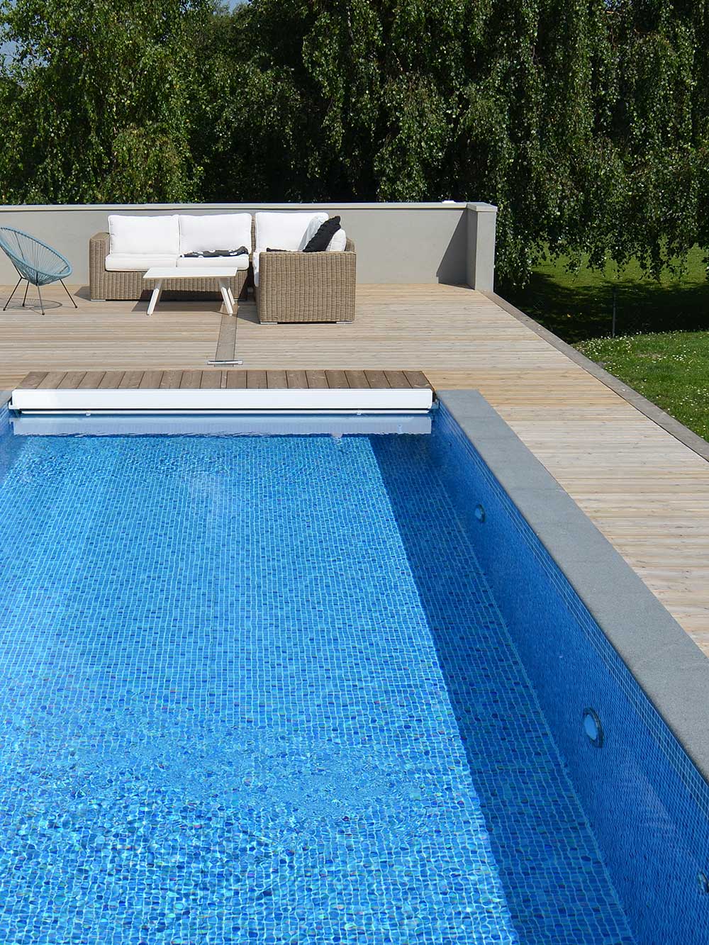 En skön avslappningsyta i anslutning till poolen är skönt - Pool inspiration från vår kund