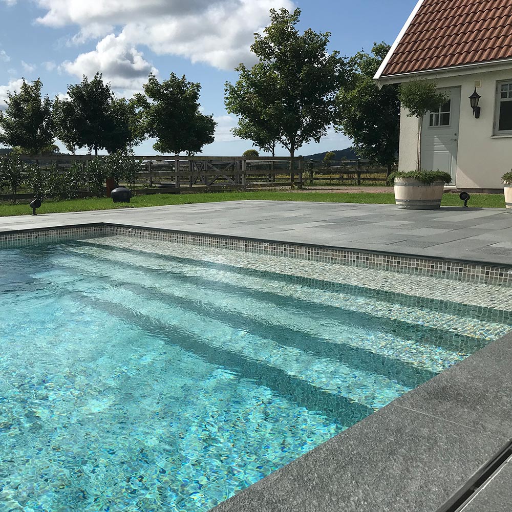 Vår kund valde en gaveltrappa på sin pool, poolinspiration när det är som bäst