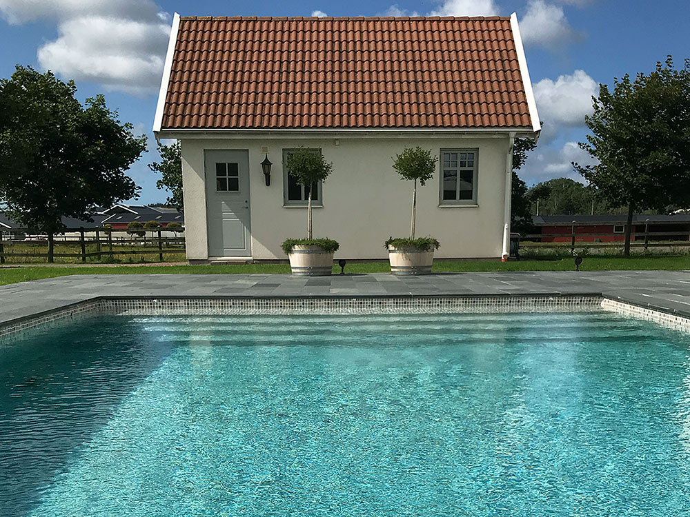Thermopool NXT® 5 x 8,5 m | Sand mosaikliner | Gaveltrappa | Lamelltäckning Exklusiv, grå PVC-lameller | Rostfria detaljer
