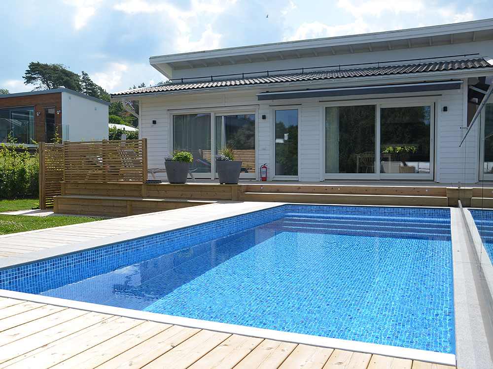 Pool inspiration av Thermopool NXT® 3 x 8,5 m | Blå mosaikliner | Gaveltrappa | Lamelltäckning Exklusiv, grå PVC-lameller | Rostfria detaljer | Kantsten