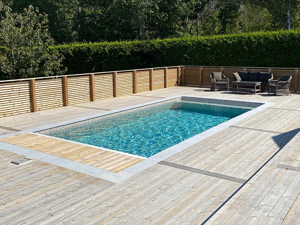 Klart för bad och fina möjligheter till poolhäng och grillfest när sommaren är som varmast